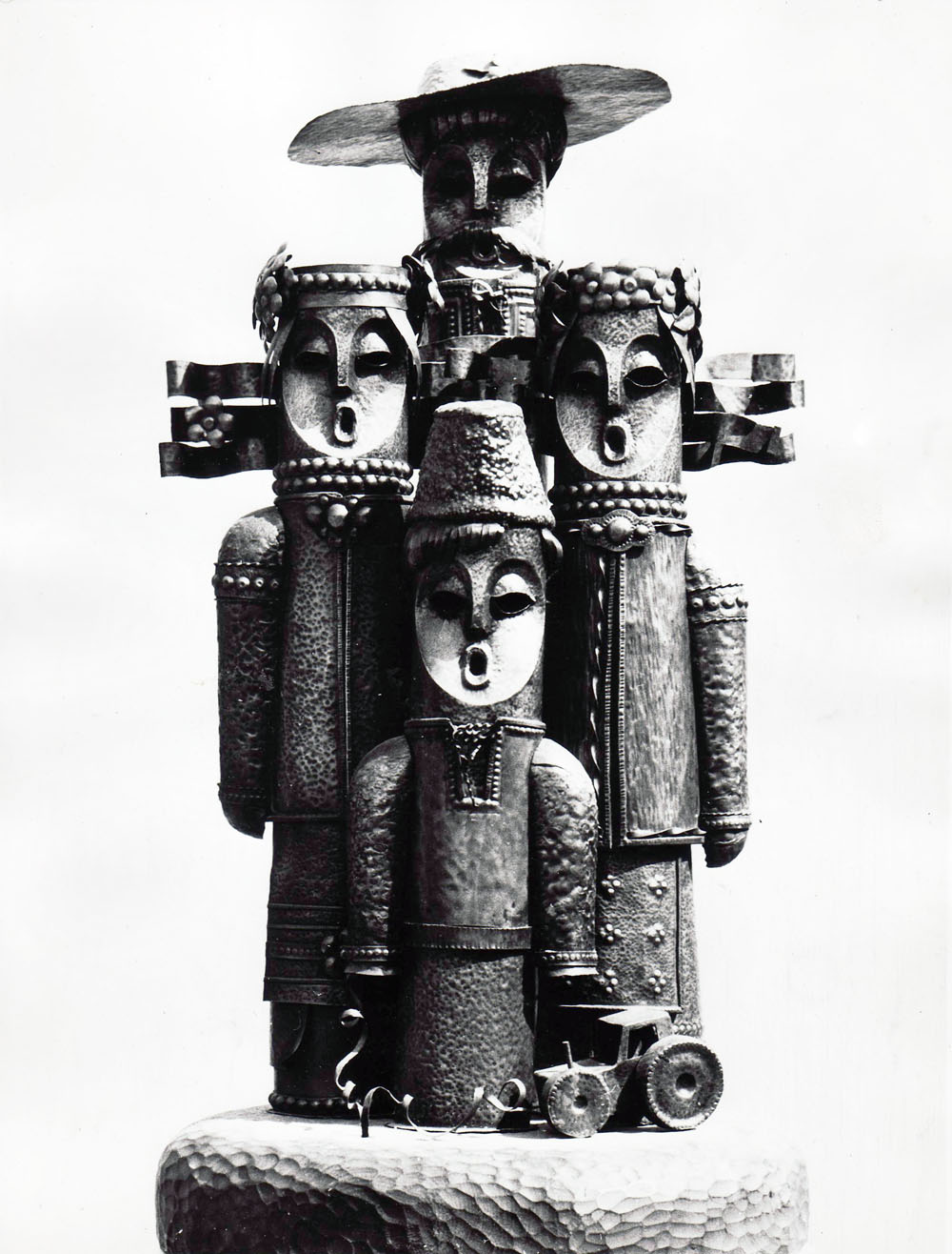 Декоративна композиція «Пісня тракториста». 1989. Метал, кування